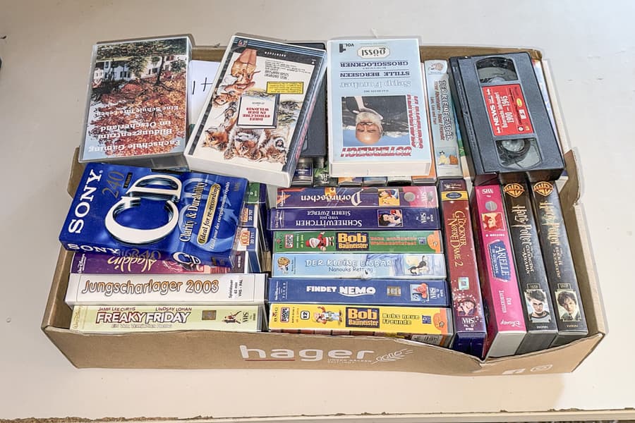 Karton mit VHS Kassetten